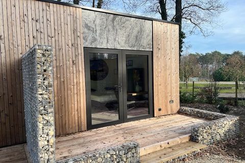 Dit fijne, halfvrijstaande studio-chalet staat op vakantiepark Resort Hoge Kempen, in het mooie Belgisch Limburg. Omgeven door de natuur, bij Nationaal Park Hoge Kempen in het plaatsje Zutendaal, op ca. 8 km. van de stad Genk. Het studio-chalet is sf...