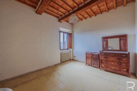 We are delighted to present this stately property in Montepulciano. This spectacular villa is a historically impressive property that was built in the 17th century and renovated in 1900 with great attention to detail and is surrounded by almost two h...