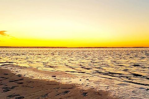 Bei Dalby Huse finden Sie, nur einen kleinen Spaziergang vom nächsten kinderfreundlichen Strandufer entfernt, dieses gemütliche Ferienhaus mit Badezuber im Außenbereich. Das hell und wohnlich eingerichtete Ferienhaus hat eine moderne Küche von 2020. ...