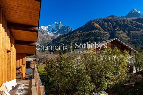 Chamonix Sotheby’s International Realty présente Balthazar, une propriété de cinq chambres située dans le quartier très prisé des Praz, à proximité du domaine skiable de la Flégère, du golf, ainsi que des commerces et des restaurants locaux. Cette ma...