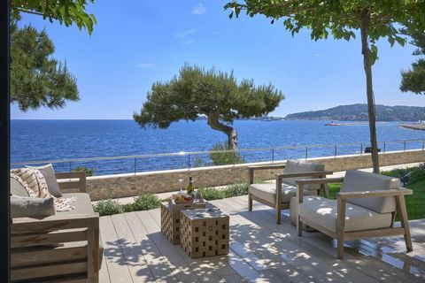 Eingebettet an der unberührten Küste von Beaulieu-sur-Mer verkörpert dieses schöne Haus das luxuriöse Leben an der Côte d'Azur, ohne Protz. Diese Residenz wurde sorgfältig bis zur Perfektion renoviert und zeichnet sich durch tadellose Handwerkskunst ...