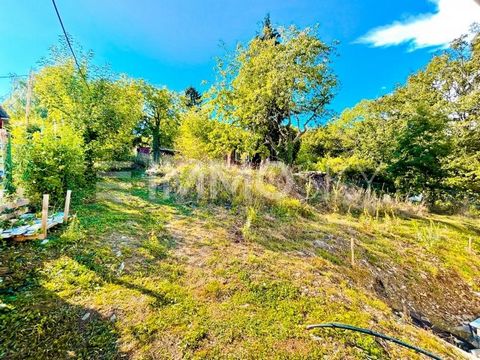 Make your ideas come true! Welcome to this exclusive allotment plot, which offers a rare opportunity to reside in an outstanding location. On an area of about 626 m2, you can finally make your dream come true in the countryside. This idyllic setting ...