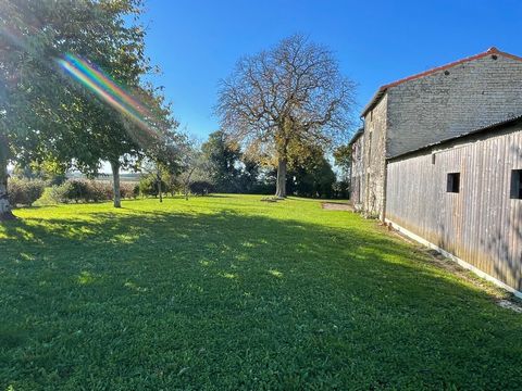 Nous vous proposons cette maison ancienne à rénover. Agréablement située à la campagne, dans le secteur de la FOYE MONJAULT, cette maison et ses dépendances sont sur un terrain d'environ 2345m2. La maison d'une superficie habitable d'environ 118m2 co...