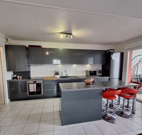 En EXCLUSIVITE, Verdier Immobilier vous propose de découvrir cet appartement de type 3 de 65 m2, situé dans un quartier calme et agréable de Thonon Est. Au 1er étage avec ascenseur d'une résidence récente, il se compose d'un salon/séjour lumineux ave...