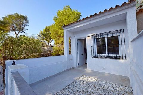 Residenza a due piani con 2 camere da letto tra Villamartín e Campoamor Golf. Duplex con 2 camere da letto e giardino privato vicino ai campi da golf Campoamor, Ramblas e Villamartín. Questa casa è stata recentemente completamente ristrutturata, vien...