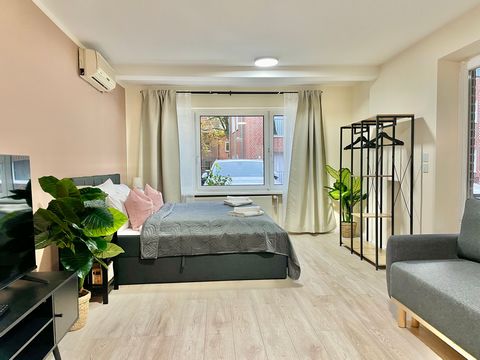 Willkommen bei CARICASA Residential! Diese stilvolle und geräumige Wohnung in Hamburg hat alles, was Sie für einen angenehmen Aufenthalt brauchen: → Bequemes Kingsize-Bett (180cm) → Kostenloser Privatparkplatz → Schlafsofa für Gäste 3 & 4 → Smart-TV ...