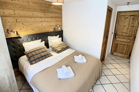 Bienvenue dans ce somptueux appartement aux Gets, un véritable paradis de montagne de 100 m² offrant 5 pièces et 4 chambres, conçu pour accueillir jusqu'à 10 personnes. Niché en face des pistes, cette résidence vous invite à une expérience exceptionn...