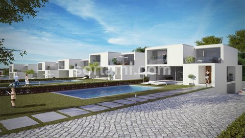 Excelente terreno con proyecto aprobado para casa de tres dormitorios en la región de Olhos de Água. Parcela de 857 m2 aproximadamente y con una superficie de construcción de 290 m2. La casa constará de dos plantas, más sótano, y en la planta baja ha...