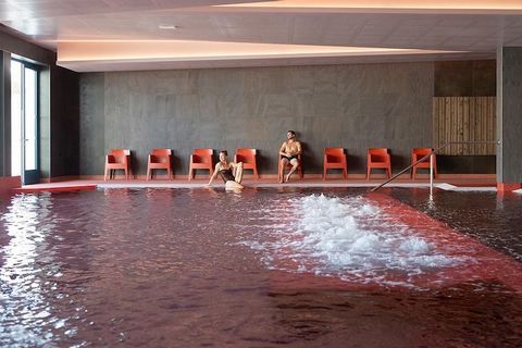 Eingebettet zwischen Stadt und Land bietet das Aïga Resort in Châtel-Guyon eine einzigartige Mischung aus Wellness, Natur und Geschichte und ist damit das perfekte Ziel für Entspannung und Erkundung. Dieser charmante Thermalkurort liegt am Fuße der m...