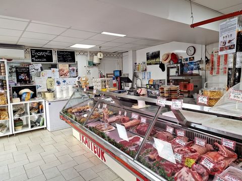 A VENDRE sur la commune de Vias . A seulement 2.5 Km de la plage et en plein coeur du centre du village, venez découvrir cette opportunité de pouvoir reprendre un fonds de commerce de type boucherie avec son coté épicerie fine .. Une affaire en place...