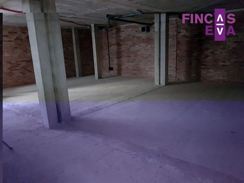 3 gloednieuwe panden te koop, in het hart van Cambrils. (LOKAAL NUMMER 7-10-11) De 3 panden zijn in totaal 433m2 groot en bevinden zich op de begane grond van het grootste gebouw in Cambrils met ongeveer 350 woningen en drie verdiepingen, ondergronds...