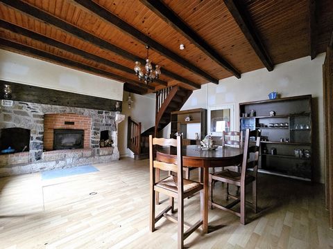 A VISITER avec l'agence Duclaux IMMO. RARE, au coeur d'ARPAJON-SUR-CERE, maison en pierre avec jardin, d'une surface habitable de 85 m2 environ. En rez-de-chaussée : un salon de 25 m2 environ avec insert bois, une buanderie, une réserve et un WC sépa...