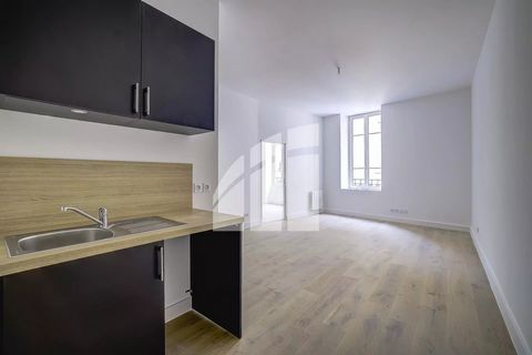 2P rénové de 44m² Situé au 2e étage avec ascenseur d'un bel immeuble entièrement réhabilité entre l'avenue Jean Médecin et le quartier de la libération, cet appartement se compose comme suit : un séjour ouvert sur une cuisine équipée, une chambre et ...