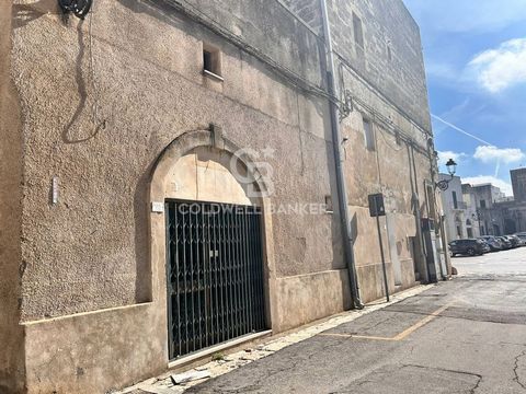 PUGLIA - SALENTO - POGGIARDO Nel centro di Poggiardo, proponiamo in vendita un locale commerciale di circa 28 mq con giardino retrostante di circa 50 mq. L'immobile è anticipato da una porta vetrata con vetrina, perfetta per catturare l'attenzione de...