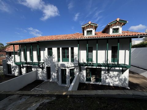 In der Stadt Biarritz im beliebten Stadtteil Hauts de Saint-Charles gelegen, befindet sich dieses prächtige Maisonette-Haus mit einer Fläche von 125 m² in einer neuen und eleganten Residenz, die aus nur drei Grundstücken besteht. Diese luft- und wass...