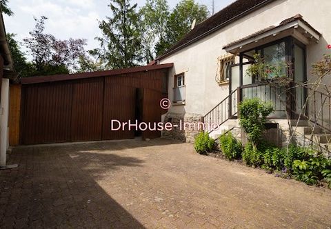 Du volume pour cette maison située à pieds de toutes commodités. Maison de 125 m2 composée d'une cuisine aménagée semi ouverte sur le double séjour salle à manger, wc séparé, salle de douche et bain, ainsi que 2 grandes chambres complètent le rez de ...