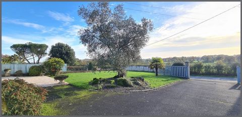 Édifiée sur un terrain clos et arboré d’environ 2530m² avec un atelier d’environ 180 m², cette maison avec jardin ainsi qu'un bel espace en pelouse se compose ( sans travaux de rénovation intérieur à prévoir ) d'une entrée lumineuse desservant le sal...