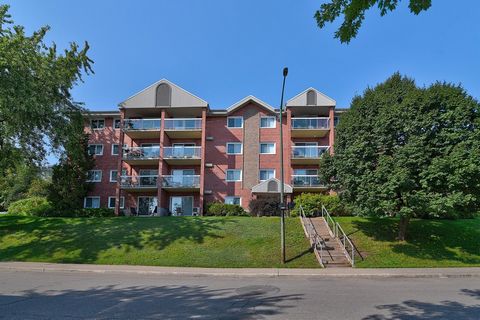 Charmant condo dans une belle copropriété. Situé au 4e et dernier étage, 2 chambres, salon et salle à manger à aire ouverte, belle cuisine remodelée. Garde-manger walk-in. Balcon couvert donnant sur de beaux arbres matures procurant une tranquillité ...