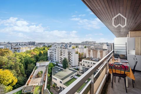 2-room flat on the 9th floor with terrace and panoramic view of the ‘Coulée verte’ in a ‘bourgeois’ building with concierge. Fully renovated, very well equipped, communal heating.