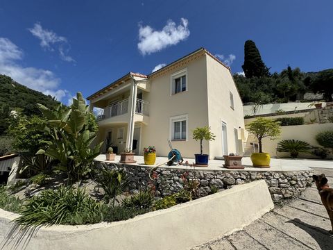 Die Agentur Amarante Saint Roch bietet diese sehr hübsche Villa von 155m2 zum Verkauf an, die 8 Minuten vom Stadtzentrum von Menton entfernt liegt. Diese Villa genießt einen wunderschönen Blick auf das Meer und die Berge in einer Oase der Ruhe. Auf z...