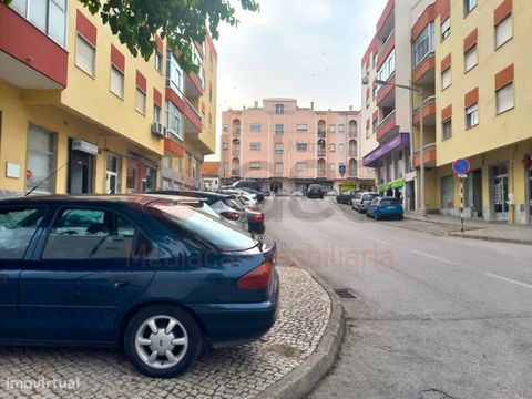 Esta loja comercial de R/c contempla um hall de entrada, 2 divisões e uma casa de banho. Uma montra e uma janela que permite a entrada de luz natura Espaço ideal para Centros de estudo e de Explicações. Local privilegiado e bem localizado numa área b...