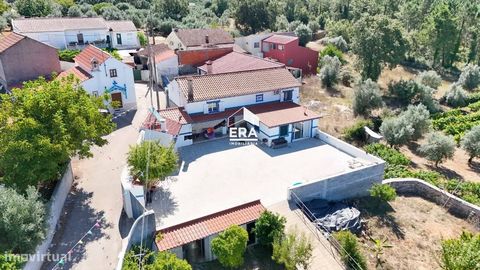 Villa de 3 chambres sur un terrain de 2407m2, située dans la région de Pombalinho, Soure. La villa dispose : cuisine ouverte avec salon, avec cheminée ; 3 chambres à coucher et 2 salles de bain complètes ; et une zone de stockage. Il est à noter que ...