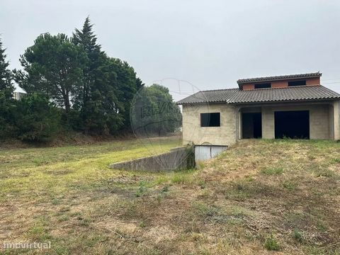 Terreno Urbano para Construção com Benfeitorias - Freguesia da Trofa, Águeda  Excelente oportunidade para adquirir um terreno urbano com benfeitorias na freguesia da Trofa, concelho de Águeda. Este lote possui 1200m2 , com topografia favorável e fáci...