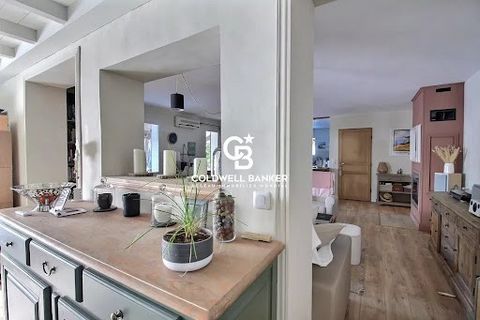 COLDWELL BANKER IMMOBA REALTY vous présente cette charmante maison landaise joliment renovée, nichée au calme dans le quartier prisé de Meyran à Gujan-Mestras. D'une surface d'environ 140 m², elle offre dès l'entrée un vaste espace de vie de 70 m² av...