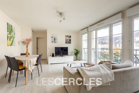 Un sentiment de sérénité émane de cet appartement situé dans un bel immeuble de 2008 au coeur de la ville. Le plan est idéal, l'état général est excellent, et la qualité de la construction offre un DPE C. L'entrée avec rangements dessert d'un côté, u...