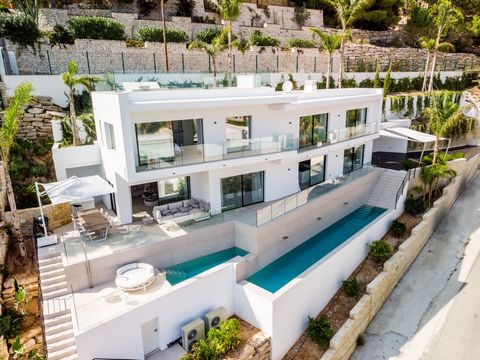 Villa de 4 chambres - Vue mer - Piscine de 16m Le luxe contemporain au coeur de la Méditerranée. Implantée dans le prestigieux quartier de Mar Azul à Javea, cette villa remarquable, à seulement 300 mètres de la plage de Portitxol, incarne l'excellenc...