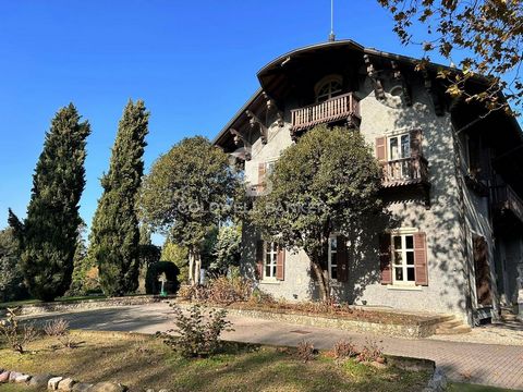 Villa in vendita a Besana Brianza (CO). Villa Majora, situata nel verde paesaggio di Besana in Brianza, annoverata nel catalogo Rusconi -VILLE DELLA BRIANZA- si presenta come un'opportunità unica per chi desidera vivere in una dimora storica ma compl...