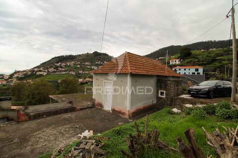 Moradia V2 para remodelar, localizada em campanário. O imóvel divide-se em dois pisos. No Piso inferior temos a cozinha, sala, casa de banho, zona de arrumos e um lagar. No piso superior é constituído por dois quartos, um terraço amplo com vista mar....