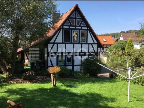 Zum Verkauf steht ein charmantes Einfamilienhaus mit einer separaten Einliegerwohnung, das sich ideal für eine Familie oder als Mehrgenerationenhaus eignet. Das Haupthaus bietet eine Wohnfläche von ca. 100 qm, während die Einliegerwohnung zusätzlich ...