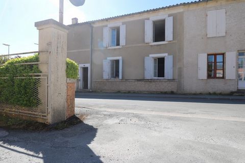 15 minuten van Saint-Jean-d'Angély en 30 minuten van Niort, dit oude huis uit de jaren 1900 gelegen in het hart van Loulay, winkels en school te voet wacht gewoon om weer te leven. Met zijn openingen aan beide gevels en hoge plafonds is het een zeer ...