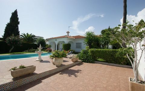 Located in Nueva Andalucía. Villa in prime location within walking distance to Puerto Banús and on a dead end street. This villa is situated in a position which is in high demand due to it's central location with all services, restaurants, super...