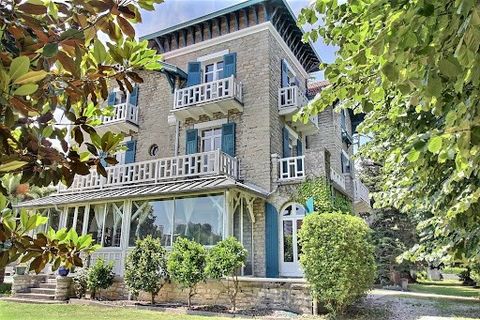 In a highly sought-after neighborhood, a splendid stone residence built in the 1900s surrounded by its landscaped park of 2780m2 enclosed by walls with remarkable trees, a beautiful living room of 27m2 with a fireplace, a library, a spacious entrance...