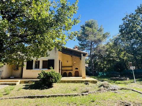 Juristimmo vous présente cette villa de construction traditionnelle nichée en position dominante, au calme, et dans un village très prisé, à 10 minutes de Vaison La Romaine. Un véritable havre de paix! Dans un quartier résidentiel sans nuisances, ais...