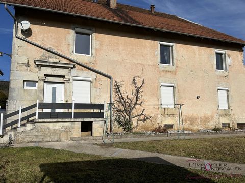 A Evillers, une ferme rénovée sur 15 ares de terrain,d'une surface habitable de 270m2. Idéalement située au centre du village, cette maison comprends une grande entrée avec espace de jeu, une cuisine toute équipée avec accès terrasse, un salon séjour...