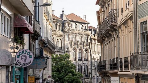 Prédio 5 Pisos na Rua do Bonjardim ao RIVOLI – Potencial para Investidores na Baixa do Porto Construído em 1950 e localizado na emblemática Rua do Bonjardim, este prédio histórico com cinco pisos é uma oportunidade única na Baixa do Porto. Para além ...