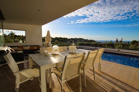 Cette villa de plain-pied offre une vue imprenable sur la mer et se trouve à seulement 1 kilomètre de la plage.  La villa dispose d'une allée avec de l'espace pour plusieurs voitures, d'un abri voiture et d'un garage intérieur. Par la porte d'entrée,...