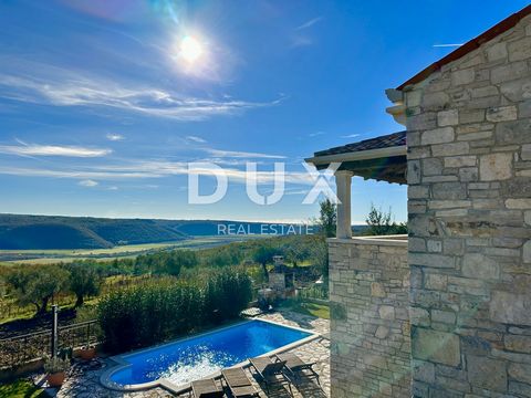 Location: Istarska županija, Buje, Buje. ISTRIA, BUJE - Casa in pietra con vista panoramica, OCCASIONE! Questa casa indipendente di 240 m2, situata su un terreno di 450 m2, offre una combinazione ideale di privacy, comfort e ambiente naturale. Costru...