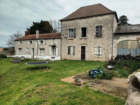 Propriété clos de murs, comprenant une longère contigüe à une maison haute, un garage, un four à pain et un pigeonnier. La longère de 94 m² environ, comprend au rez de chaussée, une entrée, cuisine, bassie, salon/salle à manger, chambre, salle d'eau ...