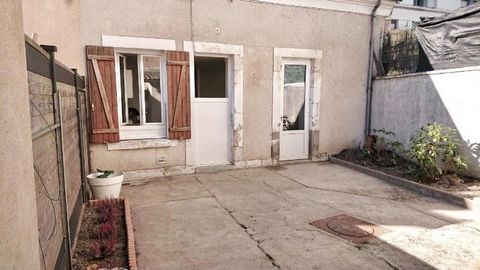 Quartier Rabelais, maison composée au Rez de chaussée d’une cuisine ouverte sur séjour, wc. Au premier étage , une chambre, un coin bureau, une salle d’eau. Cour et dépendance. Ideal première acquisition, ou investissement locatif. Les informations s...