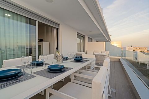 Willkommen in Ihrem Traumurlaubsort in Estepona! Dieses atemberaubende Apartment mit 3 Schlafzimmern bietet die perfekte Mischung aus Komfort, Zweckmäßigkeit und Luxus für bis zu 6 Gäste. Wenn Sie diese moderne Unterkunft betreten, werden Sie von ein...