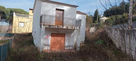 Belle opportunité d’acquérir une magnifique maison à rénover ! Situé dans l’urbanisation Baronia del Montseny dans la municipalité de Vallgorguina, situé à seulement 5 minutes de la ville de Villalba Sasserra et à 40 km de Barcelone, dans un quartier...