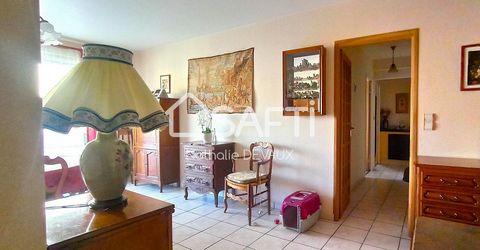 A 5 mn à pied du centre ville de Périgueux, cet appartement, d'environ 99 m², se situe dans une résidence sécurisée au 1er étage avec ascenseur. Il dispose d'un grand balcon, d'une cave et d'un garage d'environ 27 m² avec porte automatique. L'apparte...