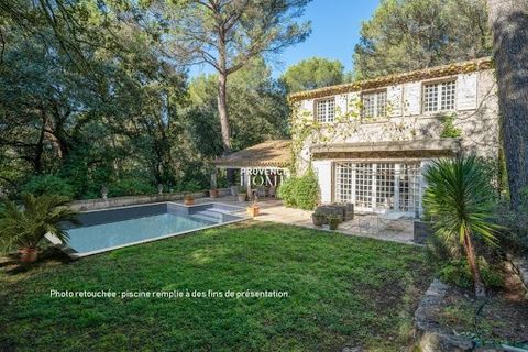 Provence Home, the real estate agency of the Luberon, offers for sale, in Pernes-les-Fontaines, a magnificent property in need of updating, built in the 1960s and peacefully located in the pine forest. SURROUNDINGS OF THE PROPERTY The property is nes...