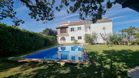 Landhuis met Panoramisch Uitzicht in Alhaurín el Grande. Dit prachtige en solide landhuis, gebouwd in 1991, bevindt zich in Alhaurín el Grande en beschikt over een Eerste Bewoningsvergunning. Deze woning, omgeven door uitzonderlijke natuurlijke schoo...