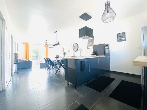 A SAINT AUNES - 34130 Maison de 2014 de plain-pied, avec deux chambres, sur une parcelle de 529m² au prix de 375 000 euros honoraires charges vendeur. Cette maison est mitoyenne par un côté, elle est traversante, un grand séjour-cuisine, de 35m², déc...