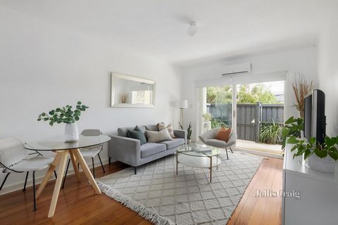 More than an apartment, this unique one bedroom ground floor home has two beautiful private courtyards and gated park access creating the ultimate sense of relaxed serenity. In ‘Whitmuir’ on the edge of the Elster Creek Trail into Allnutt Park, this ...